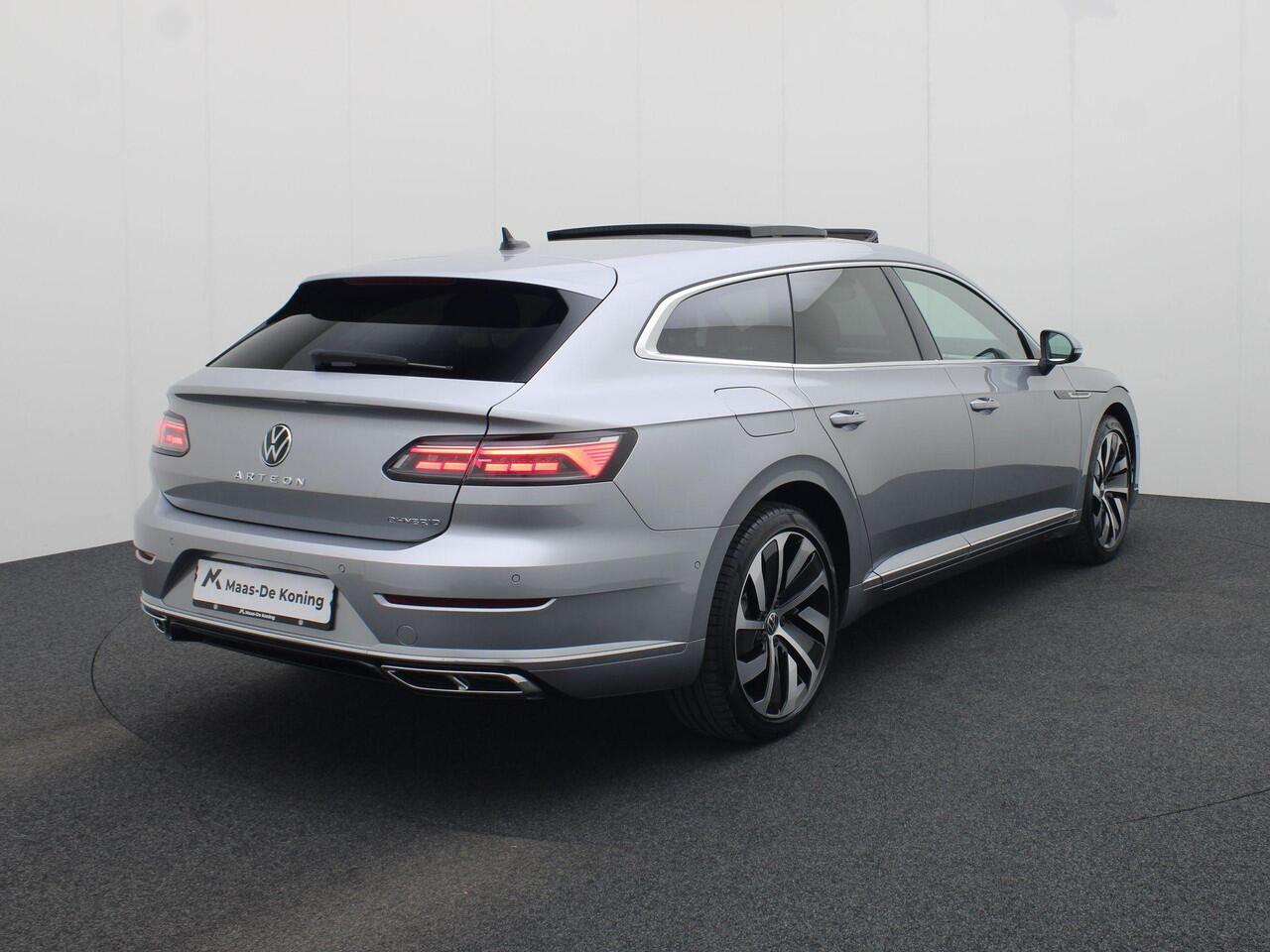 Volkswagen Arteon Shooting Brake 1.4 TSIeHybrid 160kW/218PK R-Line DSG · Panoramadak · Trekhaak · Camera · Apple/Android · Massagefunctie