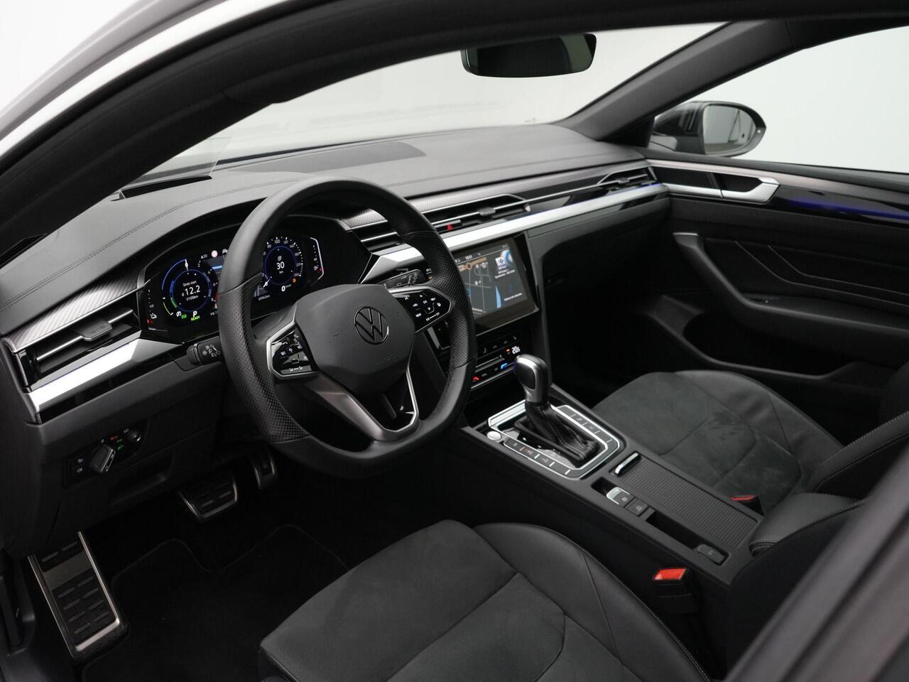 Volkswagen Arteon Shooting Brake 1.4 TSI eHybrid 218 pk DSG R-Line Business | Panoramadak | Trekhaak | Navigatie Discover Pro | Geheugenstoel | Adaptief onderstel | Head-up display | Rondomzicht camera