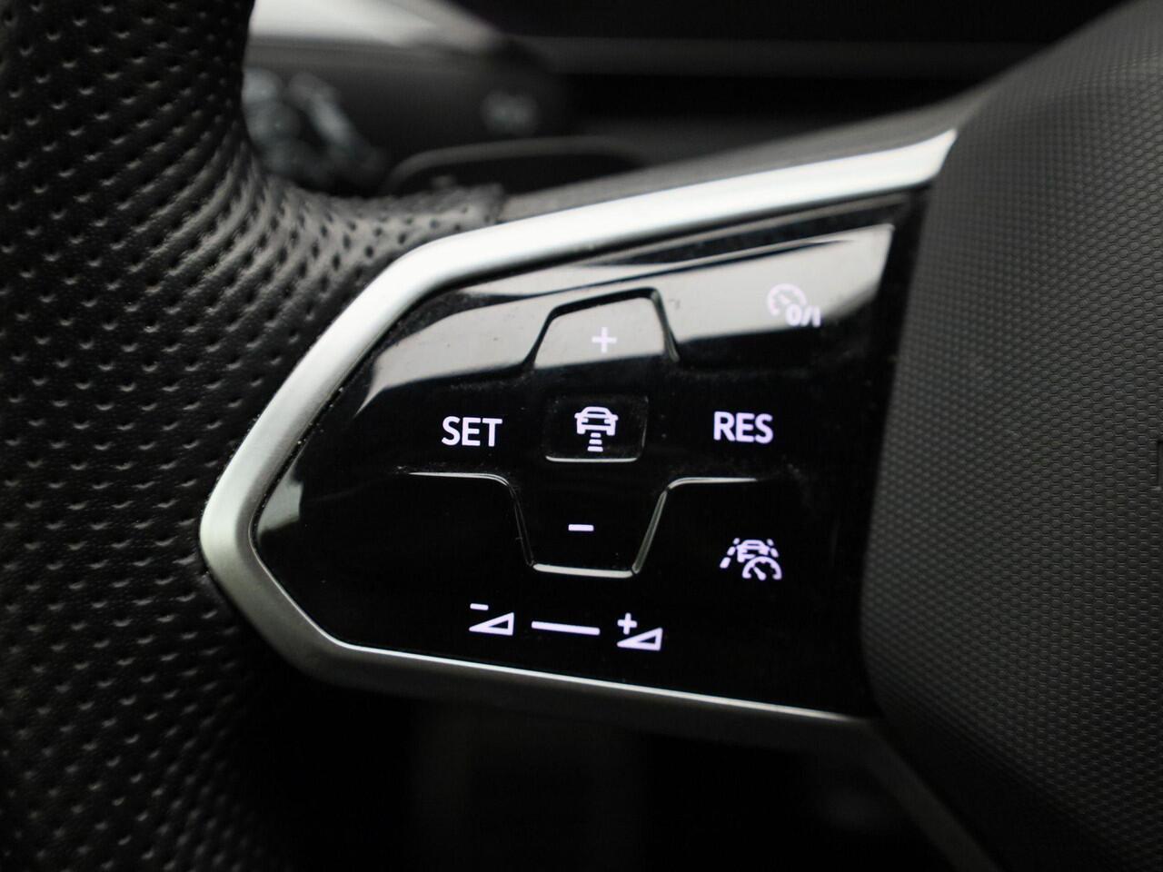 Volkswagen Arteon Shooting Brake 1.4 TSIeHybrid 160kW/218PK R-Line DSG · Panoramadak · Trekhaak · Camera · Apple/Android · Massagefunctie