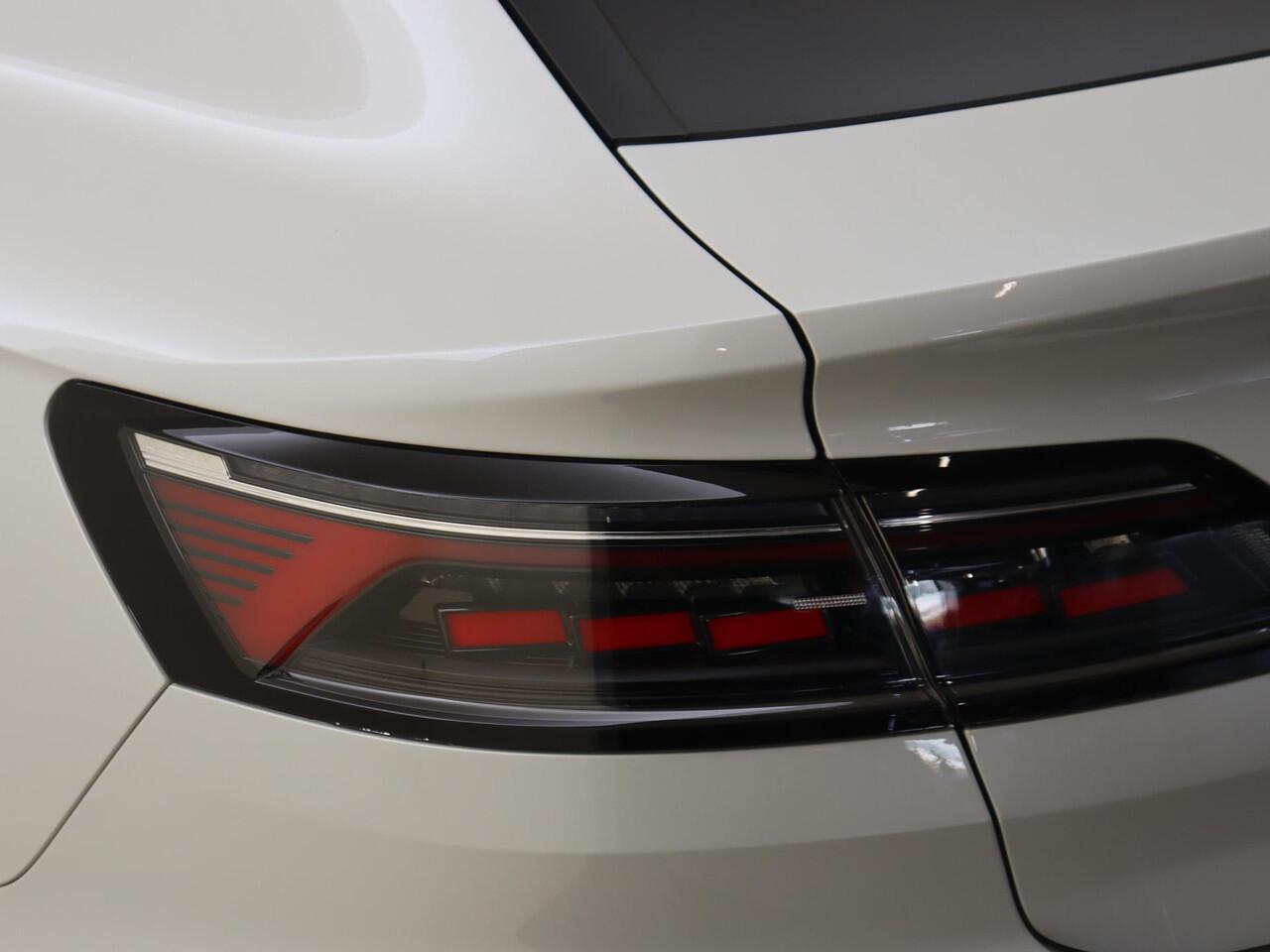 Volkswagen Arteon Shooting Brake 1.4 TSI eHybrid R-Line Business | SoH 98% | Panoramadak | 360 camera | Adaptieve demping systeem | 3-zone airco | Dodehoek detectie | Keyless | Stoel- en stuurwielverwarming | CarPlay |