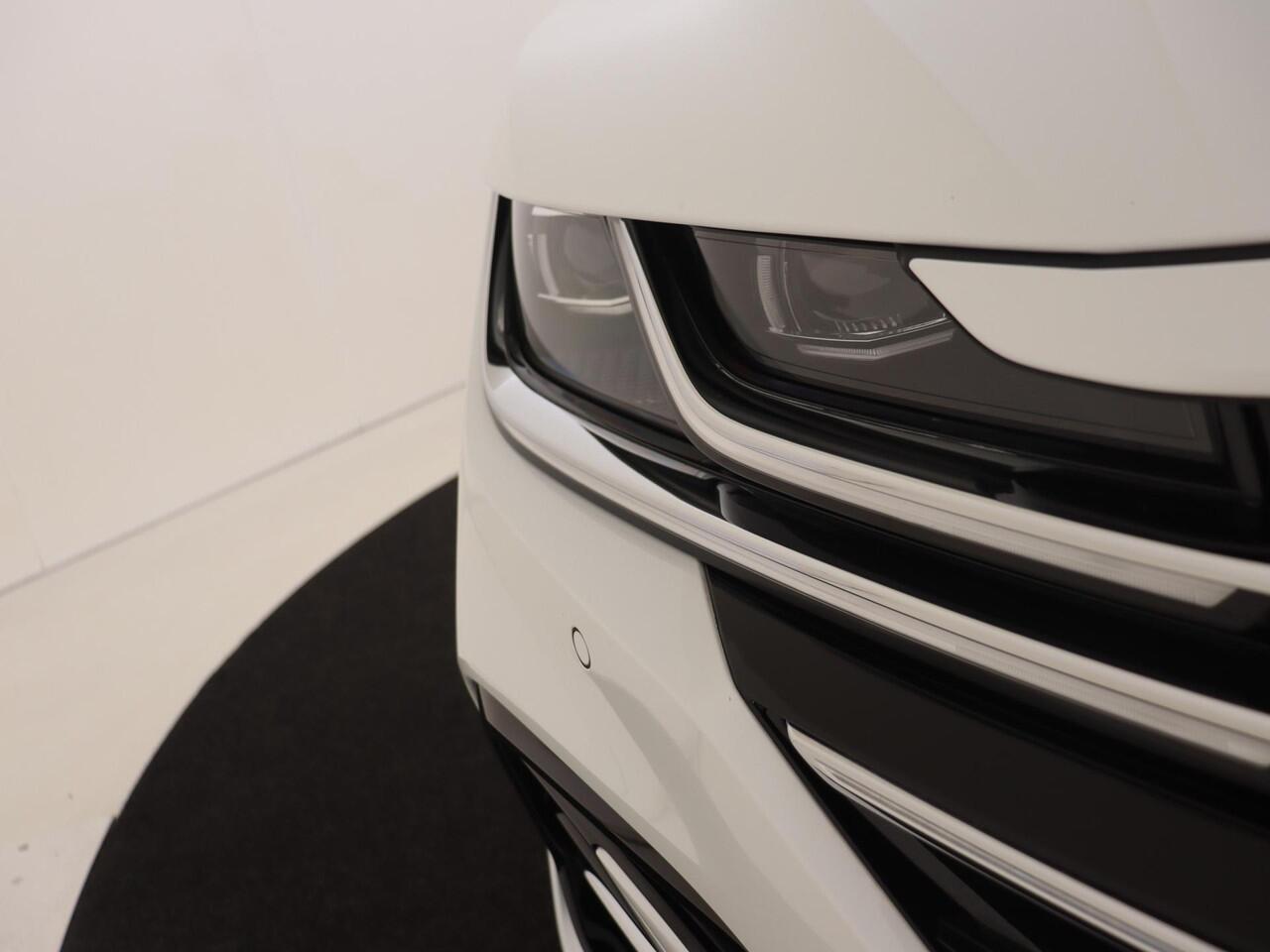 Volkswagen Arteon Shooting Brake 1.4 TSI eHybrid R-Line Business | SoH 98% | Panoramadak | 360 camera | Adaptieve demping systeem | 3-zone airco | Dodehoek detectie | Keyless | Stoel- en stuurwielverwarming | CarPlay |