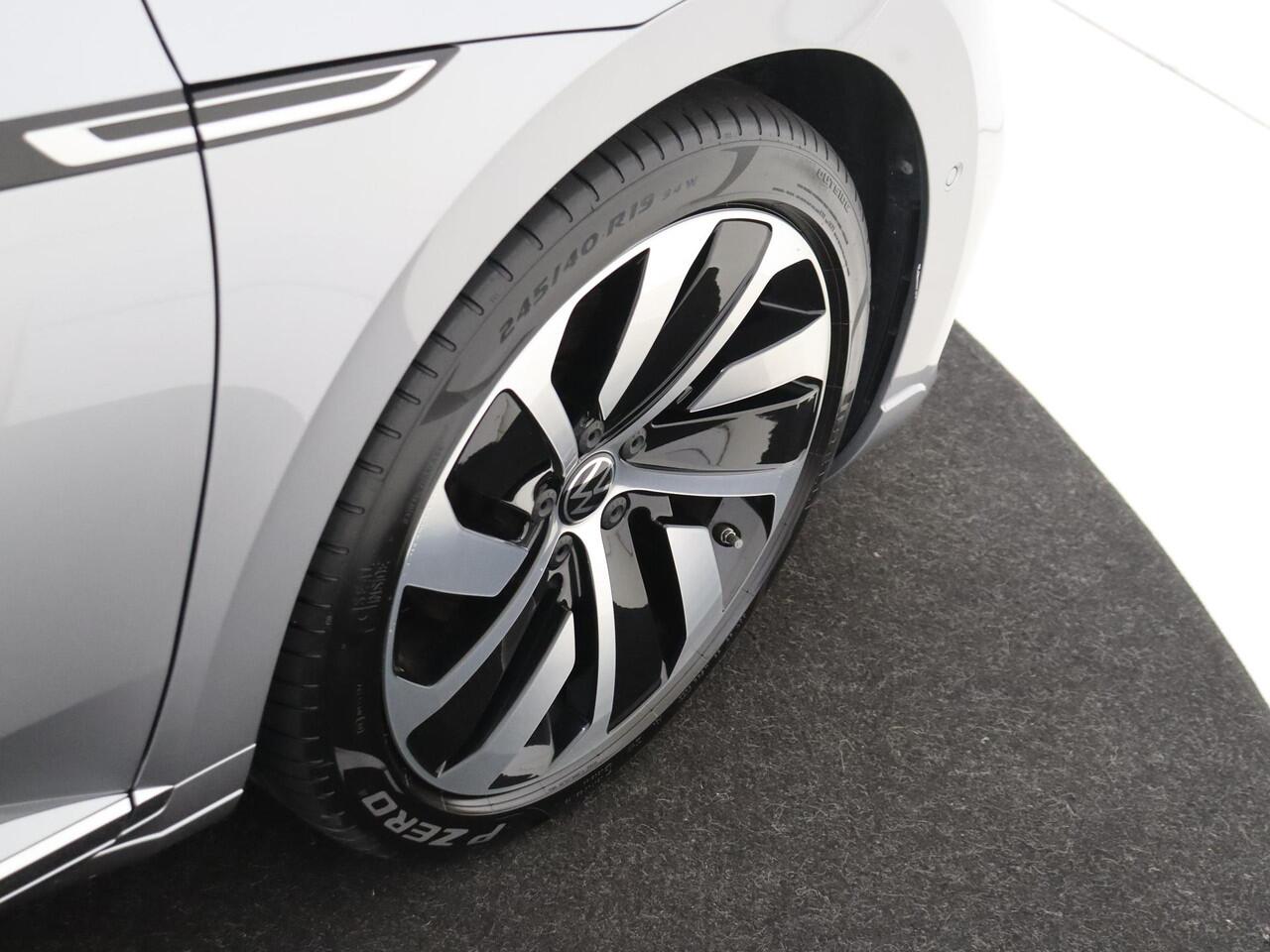 Volkswagen Arteon Shooting Brake 1.4 TSI eHybrid R-Line Business | SoH 90% | Panoramadak | Trekhaak | Head-up display | Adaptieve demping | Stoelverwarming voor en achter | Keyless | Parkeerassistent | Adaptieve cruise control |