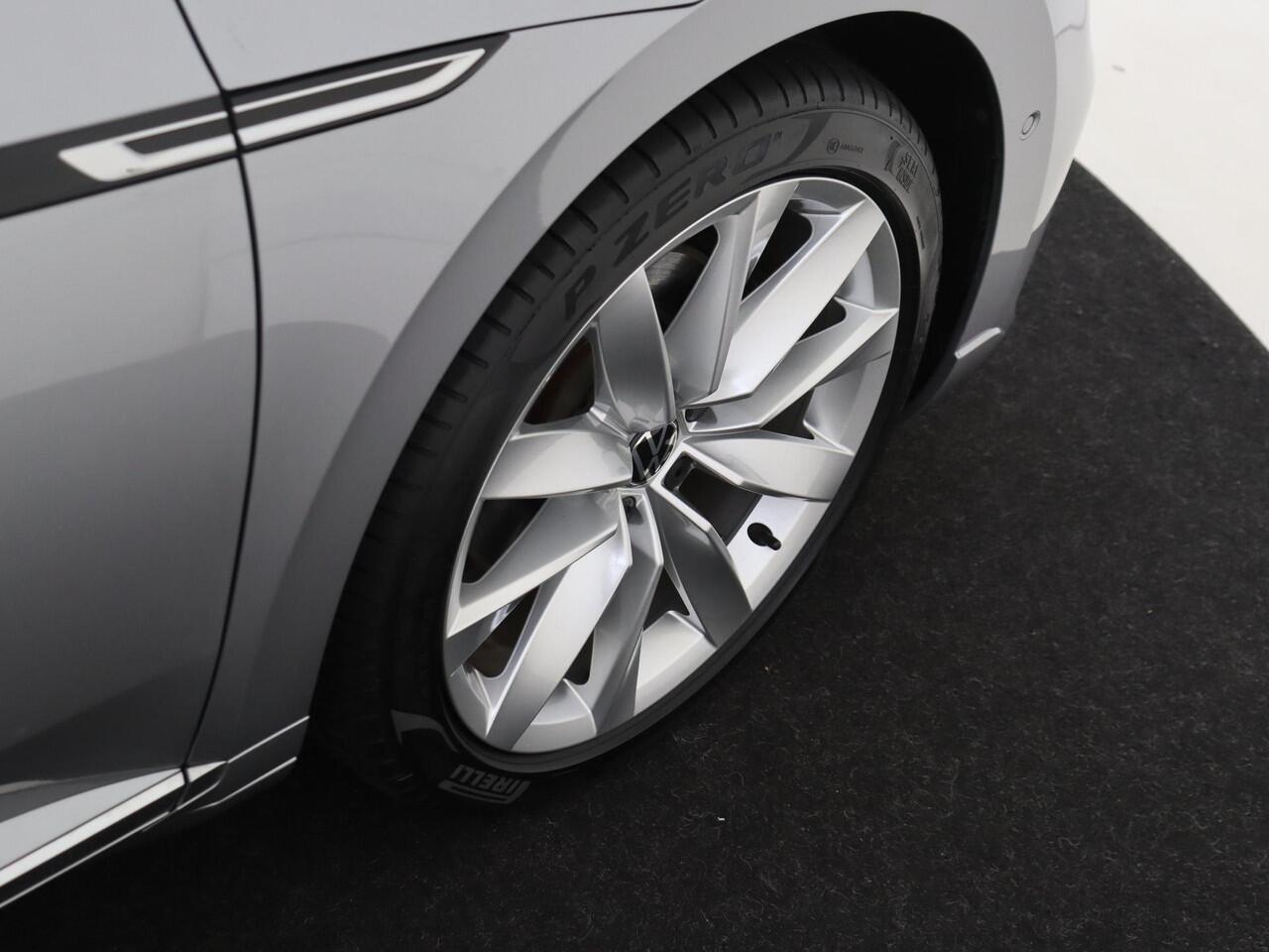 Volkswagen Arteon Shooting Brake 1.4 TSI eHybrid R-Line Business+ | Panoramadak | Trekhaak | Adaptieve demping | Dodehoek detectie | Parkeerassistent | Keyless | Stoelverwarming voor en achter |