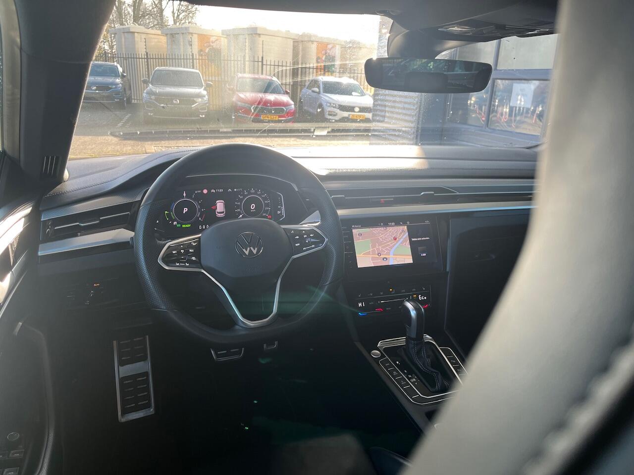 Volkswagen Arteon Shooting Brake 1.4 TSI eHybrid 218pk DSG R-Line Business+ / Panoramadak / Leder Nappa/Carbon / Memory / Trekhaak Elek. / 19" LMV / Navi Pro / Camera / Keyless / Alarm / Stoelverwarming V+A