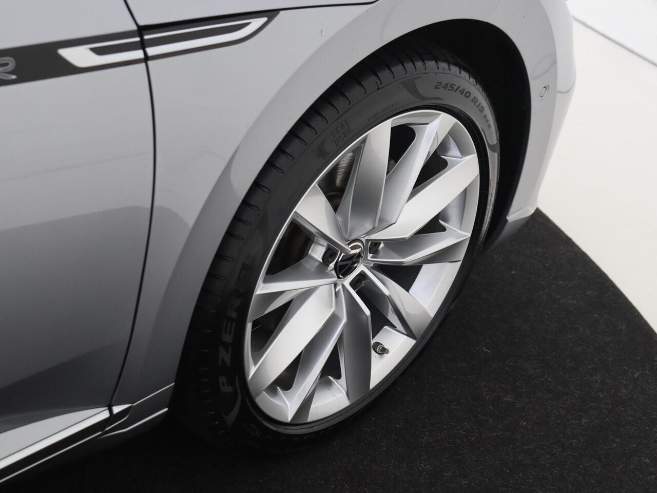 Volkswagen Arteon Shooting Brake 1.4 TSI eHybrid R-Line Business | SoH 95% | Panoramadak | Trekhaak | Adaptieve demping systeem | Head-up display | 3-zone airco | Dodehoek detectie | Keyless | Adaptieve cruise control |