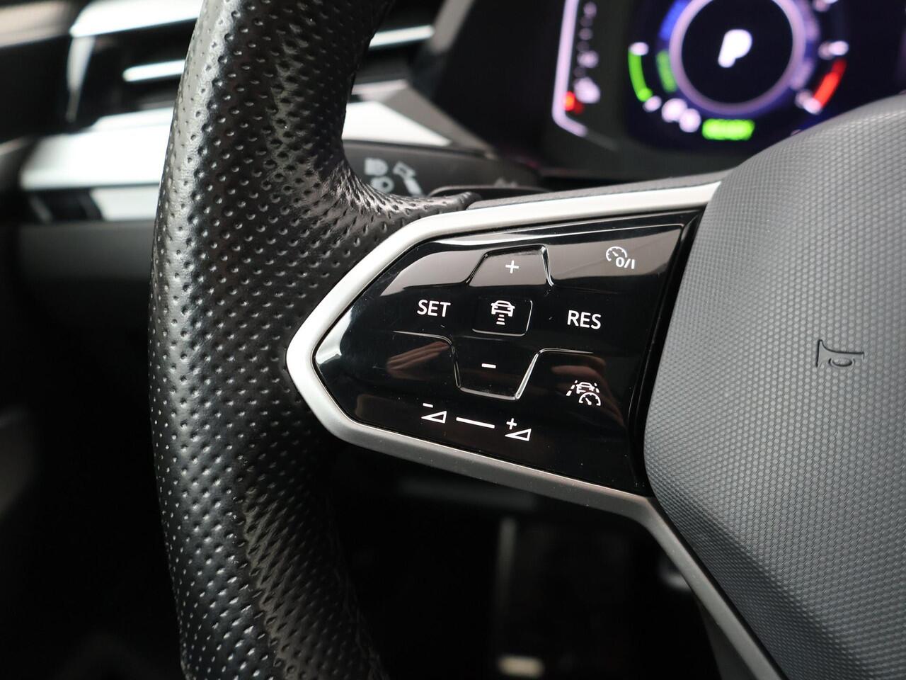 Volkswagen Arteon Shooting Brake 1.4 TSI eHybrid R-Line Business+ | 218 PK | SoH 86% | Automaat | Multifunctioneel stuurwiel | Stoelverwarming | Panoramadak | Inklapbare trekhaak |