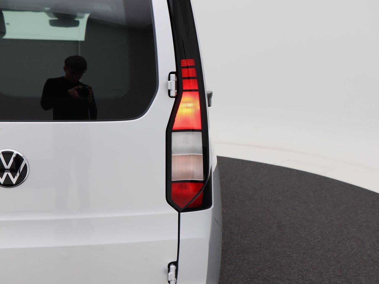 Volkswagen CADDY Cargo Style 2.0 TDI 102 pk | Achteruitrijcamera | Keyless Start | Trekhaak | Luxe tussenwand | BPM Vrij!