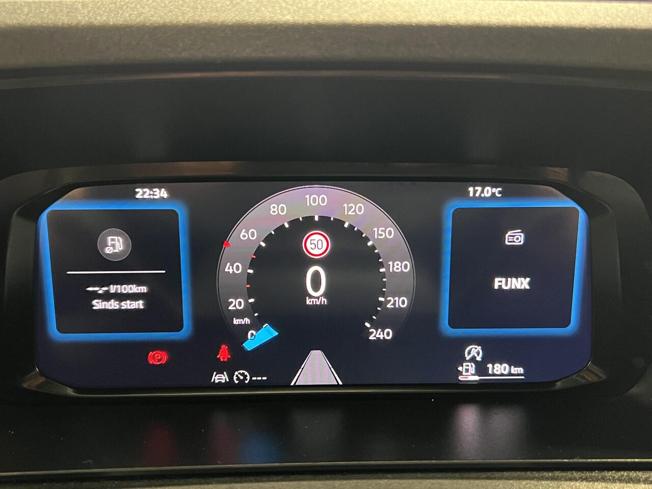Volkswagen CADDY Cargo 1.5 TSI Style | Apple Carplay/Android Auto | LM Velgen 16" | Cruise Control | Trekhaak | Betonplex in Laadruimte | Parkeersensor Achter |