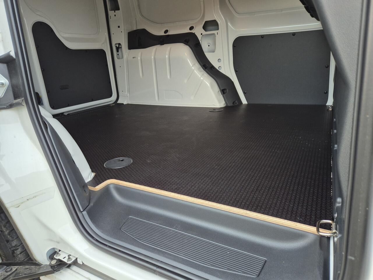 Volkswagen CADDY Benzine!! Grijs kenteken met slechts 7500 km op de teller. Nederlands kenteken volgt. Prijs Ex BTW