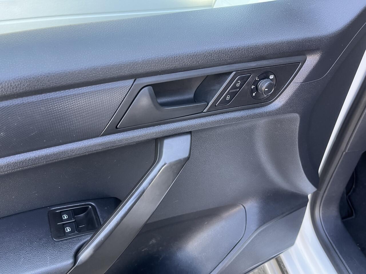 Volkswagen CADDY 2.0 TDI L1H1 BMT Bpm vrij Ladekast Airco Cruise controle Kastinrichting Trekhaak 1400kg trekgewicht Schuifdeur Telefoon verbinding 1e eigenaar Euro 6 Dubbele bodem met Lades