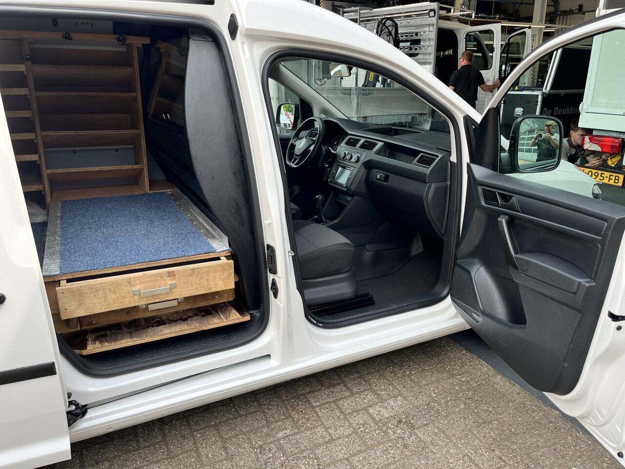 Volkswagen CADDY 2.0 TDI L1H1 Airco Cruise controle Trekhaak 1400kg trekgewicht Schuifdeur Telefoon verbinding Apple carplay kastinrichting Laderkasten 1e eigenaar 2-Persoons Euro 6
