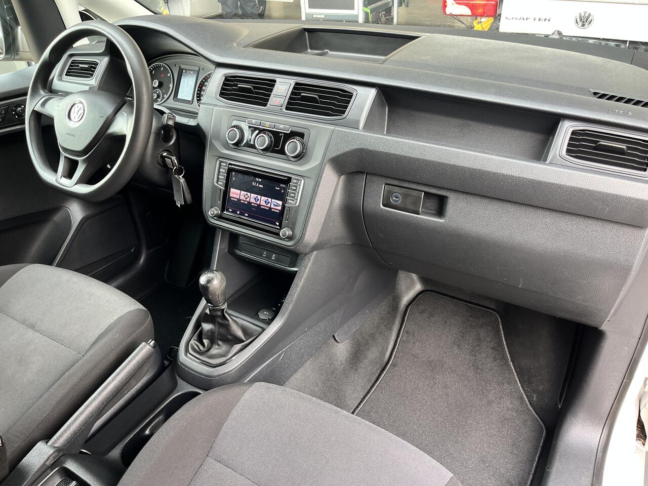Volkswagen CADDY 2.0 TDI L1H1 Airco Cruise controle Trekhaak 1400kg trekgewicht Schuifdeur Telefoon verbinding Apple carplay kastinrichting Laderkasten 1e eigenaar 2-Persoons Euro 6