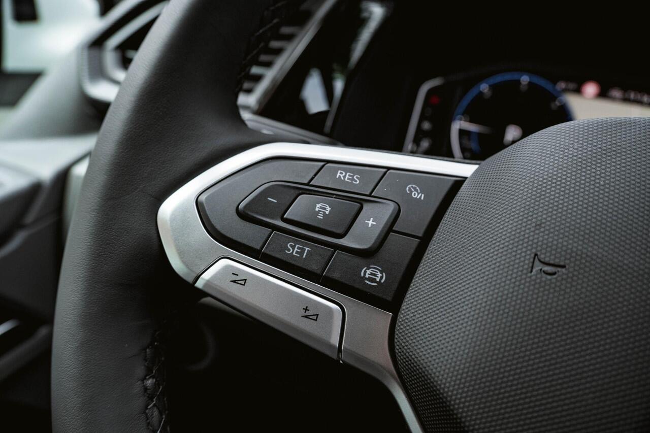 Volkswagen CARAVELLE T6.1 2.0 TDI 204 PK DSG L2H1 A-KLEP DUB/CAB ACC | LED | Leder | Side Assist | Privacy glass |