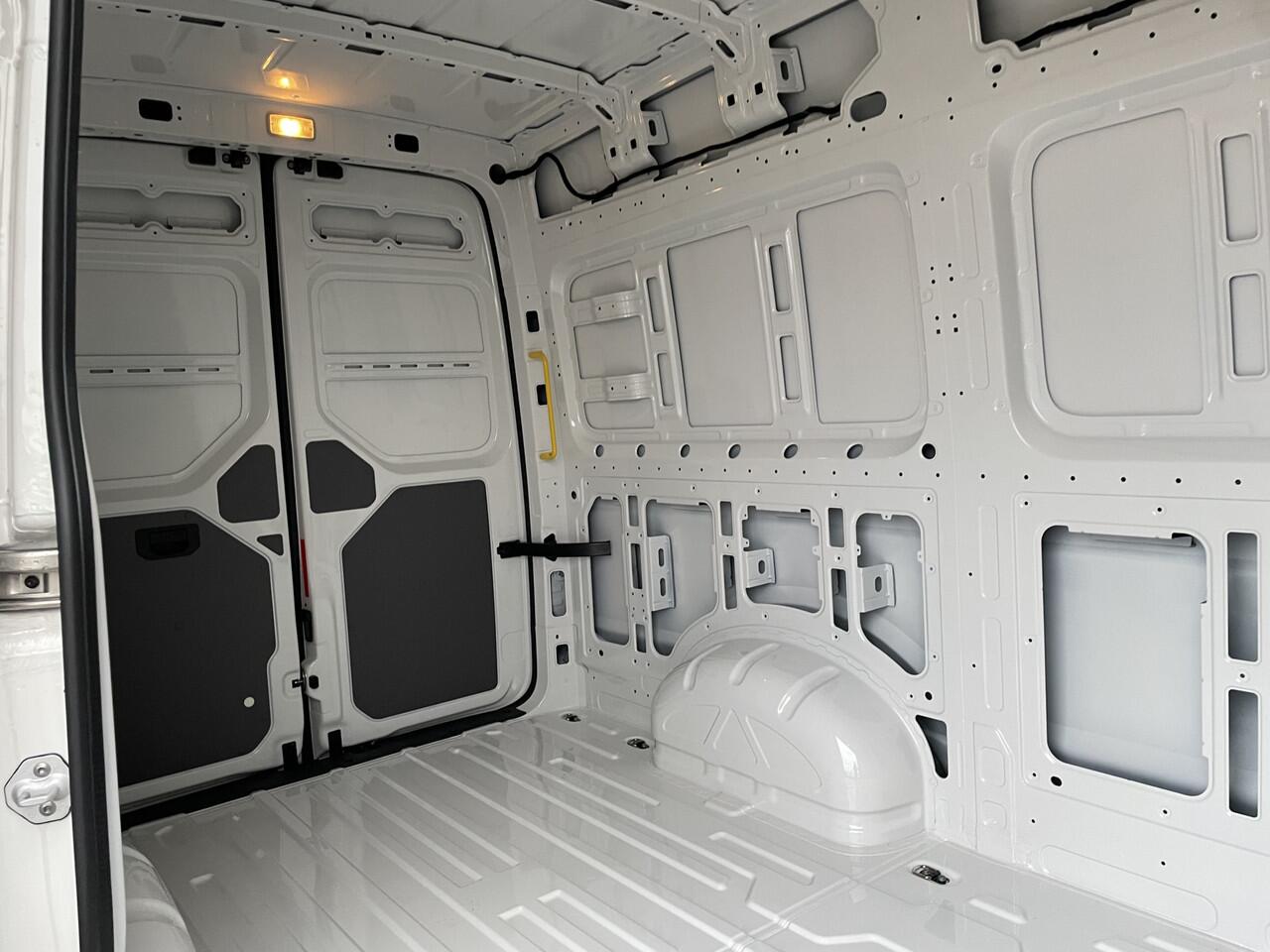 Volkswagen CRAFTER 35 2.0 TDI L3H3 140PK Hand | Trekhaak | Camera | App Connect