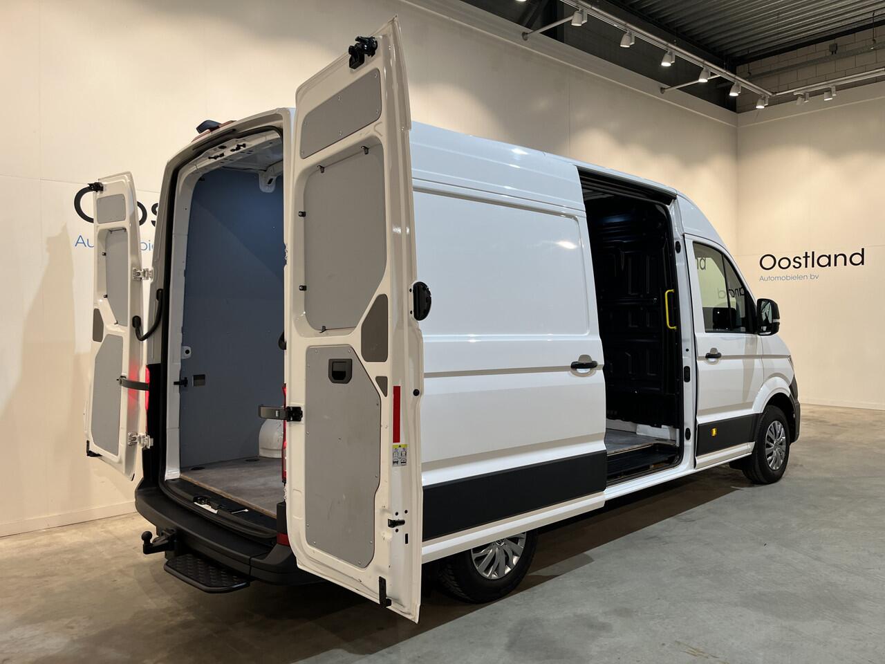 Volkswagen CRAFTER 35 2.0 TDI L3H3 140 PK DSG Automaat / Euro 6 / Airco / Trekhaak 3000 KG / Cruise Control / Camera / CarPlay / 3-Zits / 83.000 KM !!