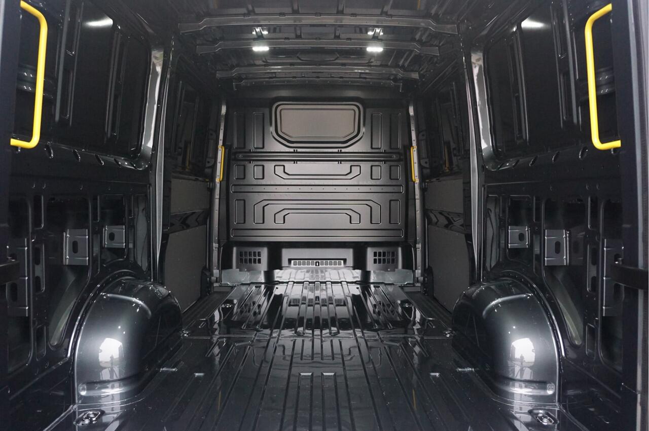 Volkswagen CRAFTER 35 177PK L3H2 AUT Facelift BPM VRIJ!! 13" Navi, Cam, Gev. Stoel, Alarm, LED!! NR. 342