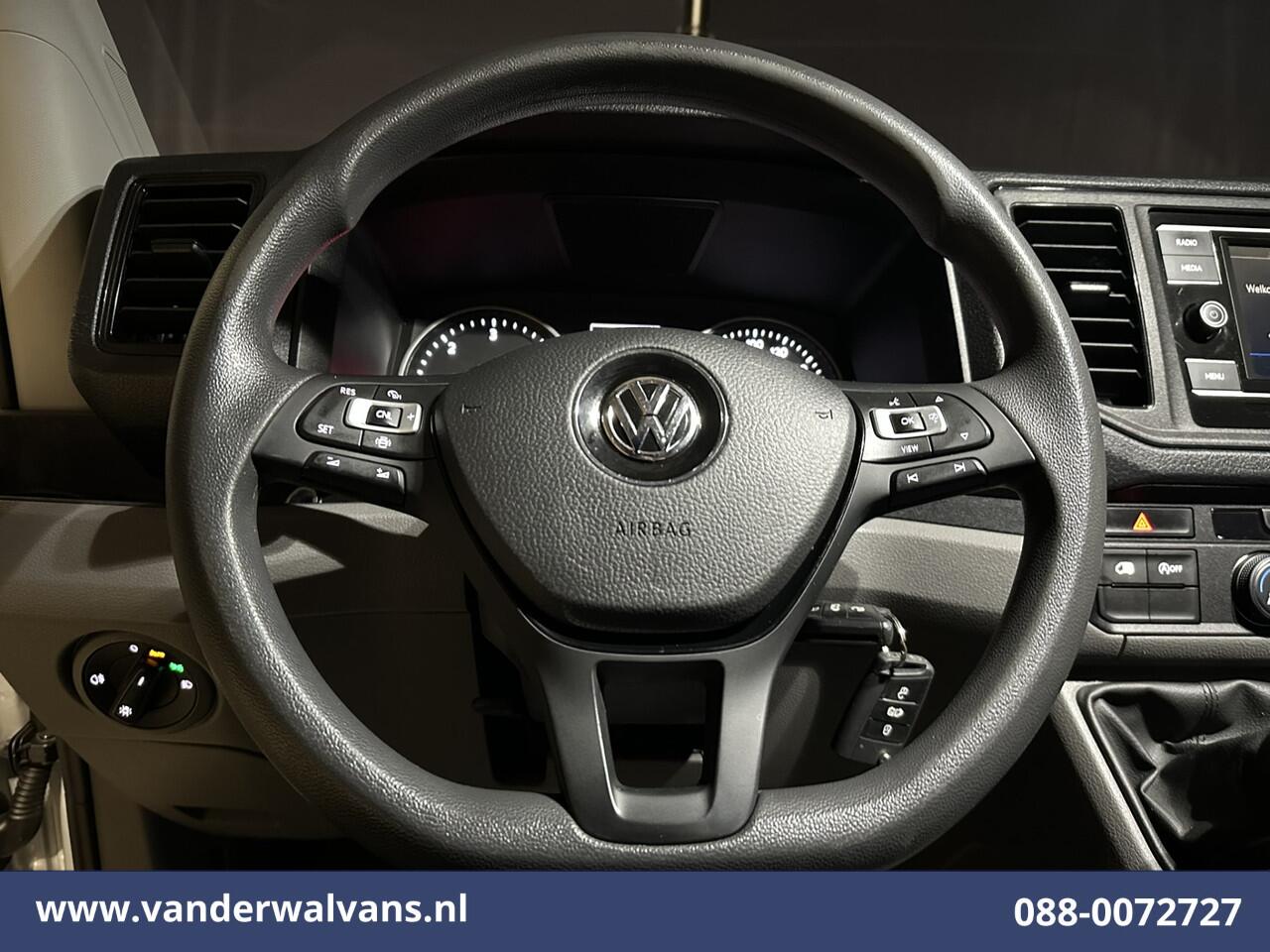 Volkswagen CRAFTER 2.0 TDI 141pk L3H3 L2H2 Euro6 Airco | Camera | Apple Carplay | Cruisecontrol Android Auto, Chauffeursstoel, Parkeersensoren, Bijrijdersbank, 3000kg trekvermogen, zilver