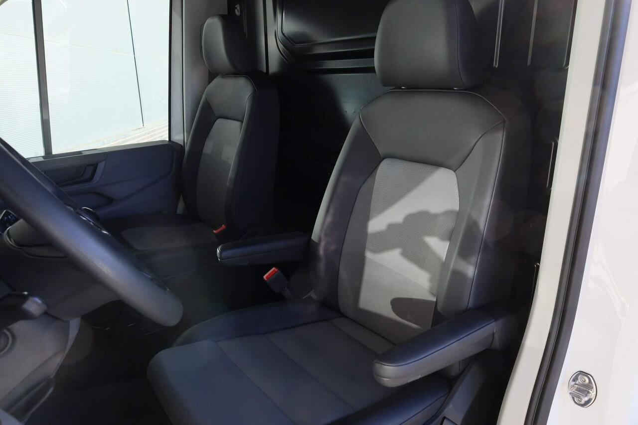 Volkswagen CRAFTER 30 2.0 TDI 140PK L3H3 Highline | Trekhaak | Geveerde stoel | Camera | Leder | Verwarmbare voorruit