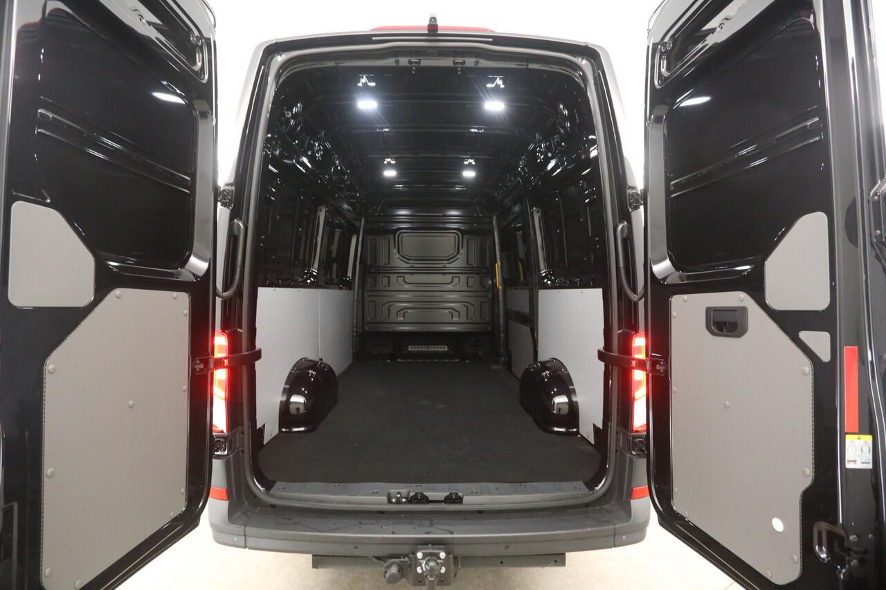 Volkswagen CRAFTER 2.0 TDI DSG HIGHLINE EXCLUSIVE L3H3 | FACELIFT MODEL | BPM VRIJ | NIEUW | 3000KG TREKHAAK | VIRTUAL | CAMERA | ADAPTIVE CRUISE | LED | 140PK | CARPLAY | 17"LMV