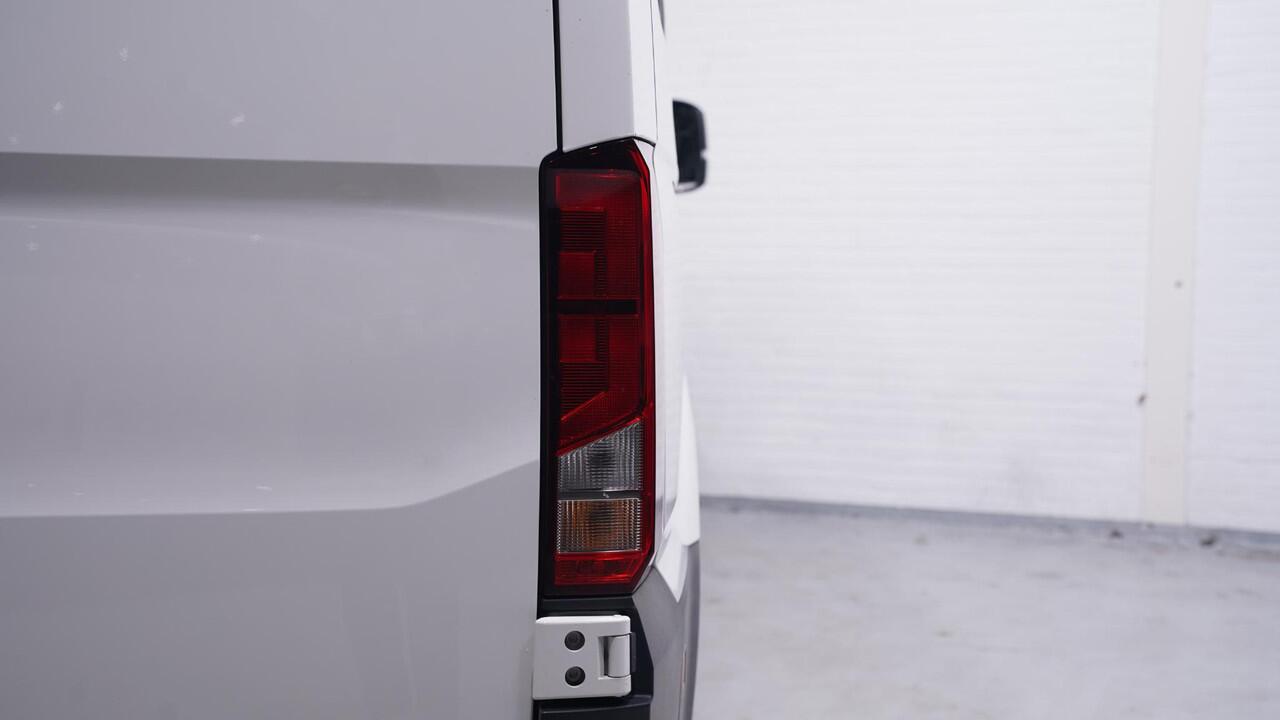 Volkswagen CRAFTER 2.0 TDI 102 pk L3H3 Navi, Trekhaak 2.500 kg Apple Carplay, Laadruimte Pakket, PDC V+A, 3-Zits