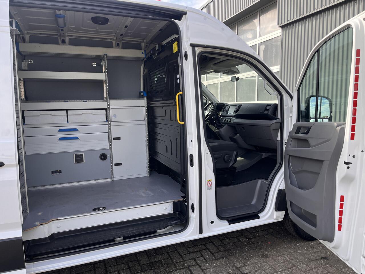 Volkswagen CRAFTER 35 2.0 TDI L3H3 oud L2H2 140pk Airco Cruise control Trekhaak 3000kg Kastinrichting Omvormer Standkachel werkplaats Navigatiesysteem Telefoonverbinding 2-Persoons Camera Euro 6