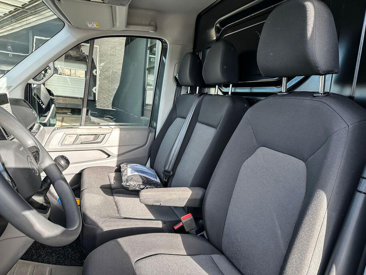 Volkswagen CRAFTER 2.0 TDI 140 PK L3H2 Highline | BPM-vrij | All Seasonbanden | Navigatie (Apple carplay / Android Auto) | Trekhaak | Sidebars | Betimmering | Camera