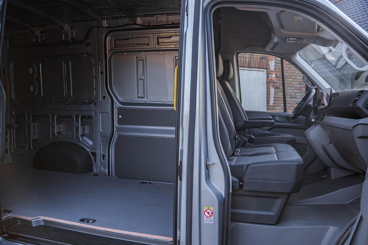 Volkswagen CRAFTER 2.0 TDI 140PK Automaat L3H3 Comfortline 2x LED | NAVI | Camera | Trekhaak | Airco |