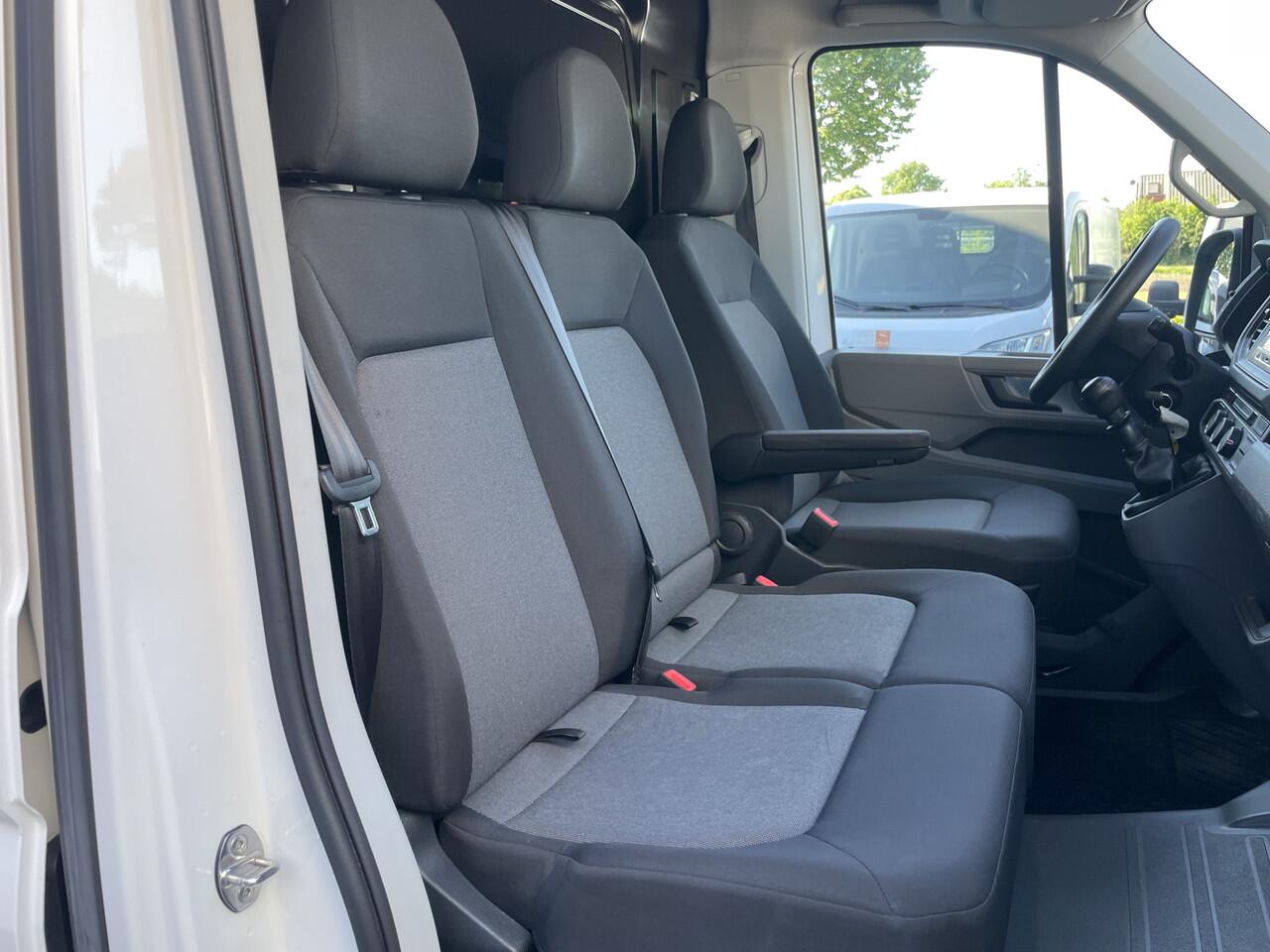 Volkswagen CRAFTER 35 2.0 TDI L4H3 Highline Airco - parkeersensoren achter - cruise control - zijschuifdeur rechts - tussenschot volledig - Ideaal voor camper