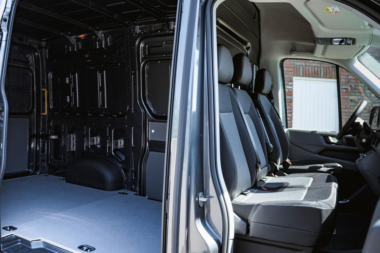 Volkswagen CRAFTER 2.0 TDI 140PK Automaat L3H3 Comfortline 2x LED | NAVI | Camera | Trekhaak | Airco |