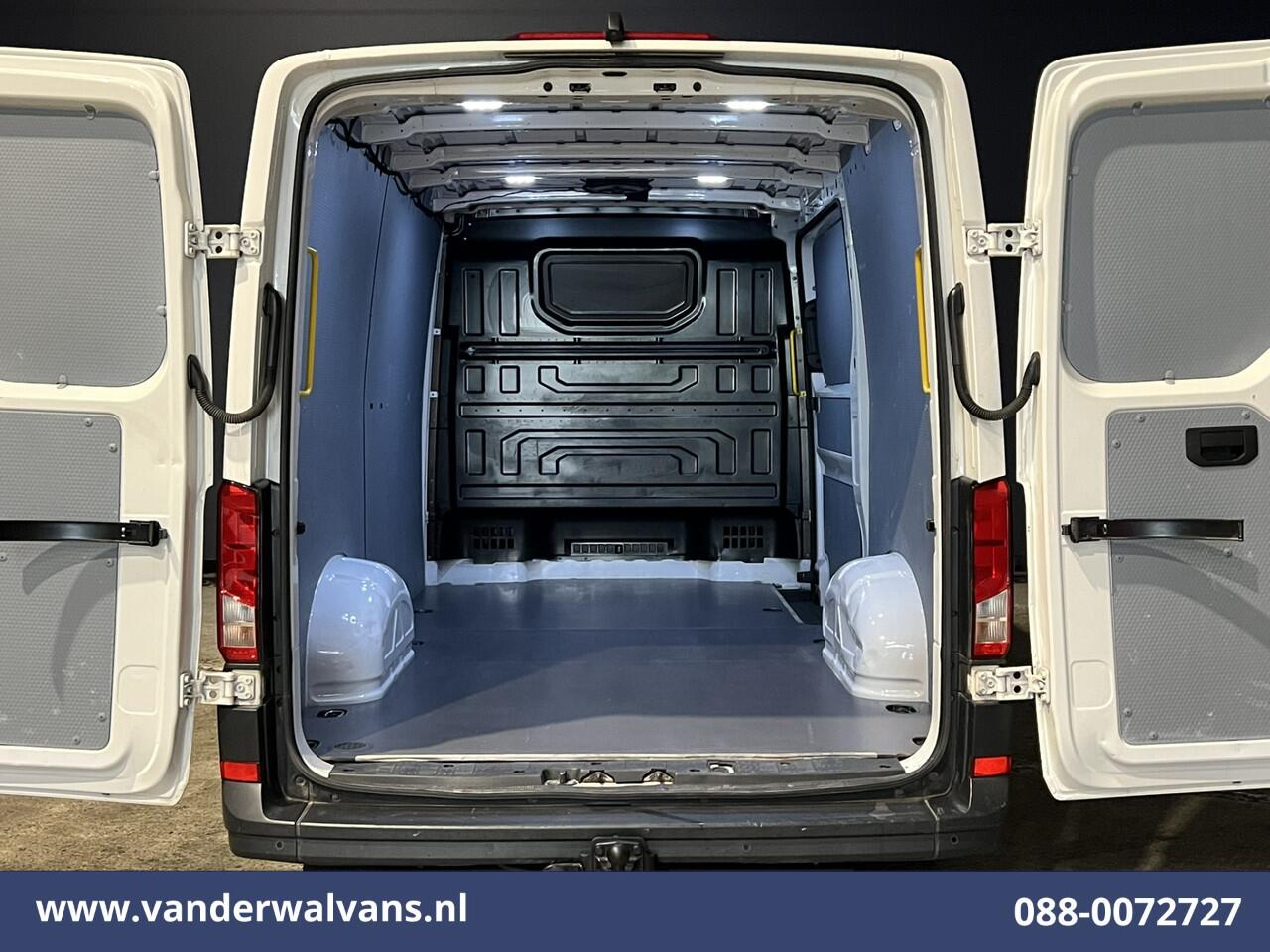 Volkswagen CRAFTER 2.0 TDI 141pk L3H2 L2H1 Euro6 Airco | Camera | Navigatie | 3000kg trekhaak Apple Carplay, Android Auto, Parkeersensoren, Bijrijdersbank