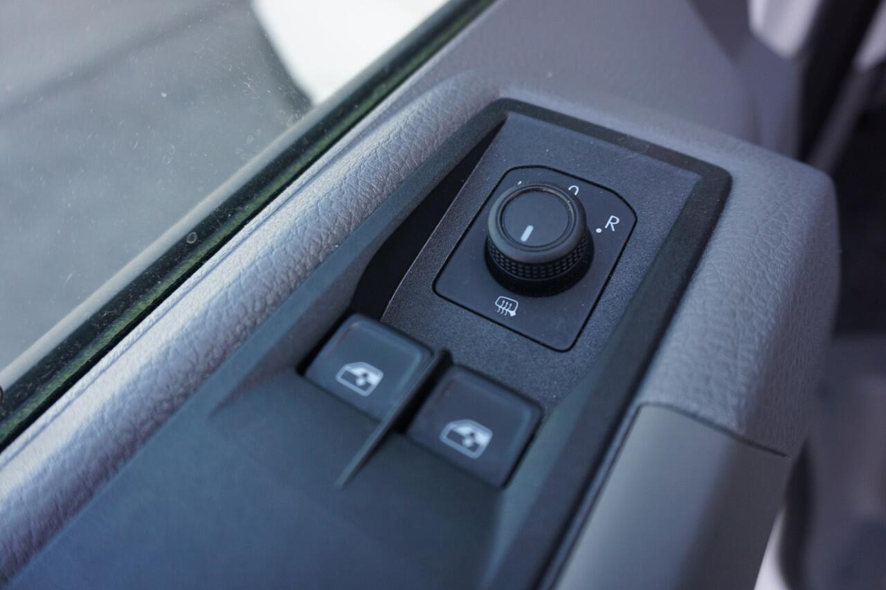 Volkswagen CRAFTER 177PK Bakwagen laadklep 750KG Trekhaak Apple Carplay 830 kg laadvermogen Camera Navi Ergo Comfortstoel