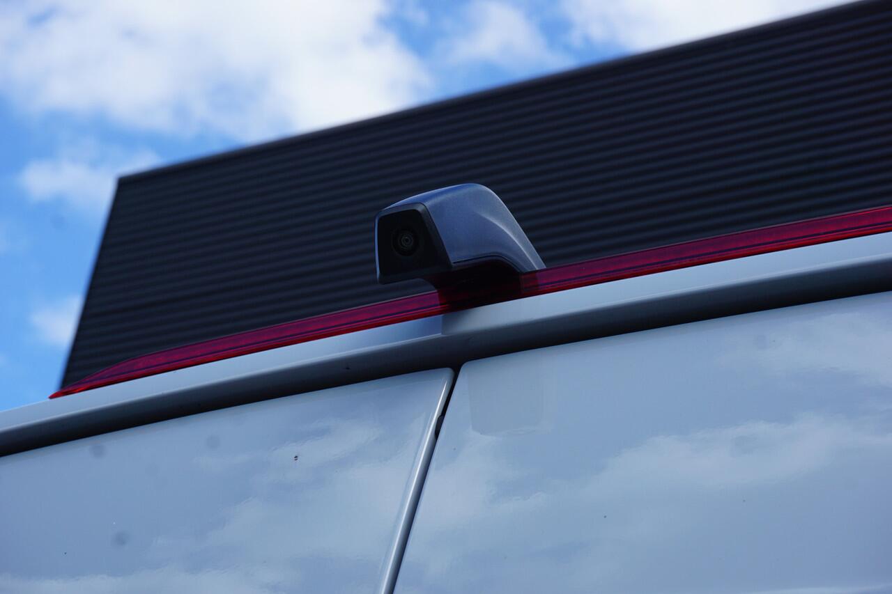 Volkswagen CRAFTER 35 177PK Automaat L3H3/L2H2 Camera 18" Velgen Apple Carplay Navi Cruise control Trekhaak Parkeersensoren