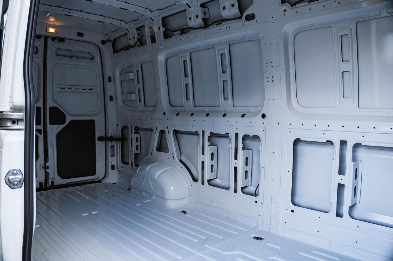 Volkswagen CRAFTER 2.0 TDI 140PK Automaat L4H3 PDC V+A | 3 zits. | Bluetooth | Cruise Controle |