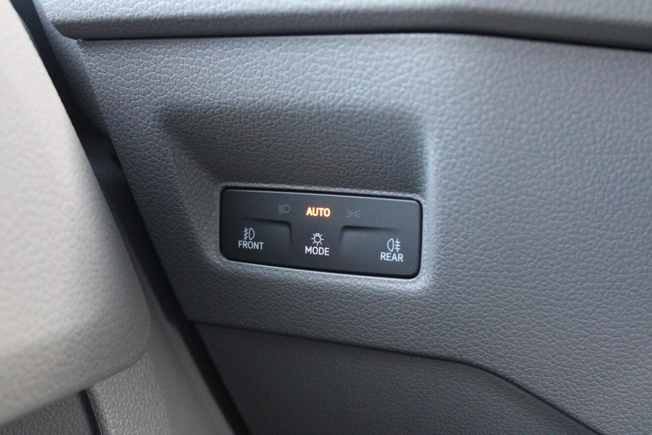 Volkswagen CRAFTER 35 2.0 TDI L3H3 177pk - Facelift - Navigatie - LED - Geveerde stoel - Virtual cockpit - Camera - Trekhaak - Stoelverwarming - Rijklaar