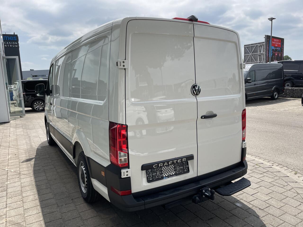 Volkswagen CRAFTER 30 2.0 TDI L3H2 Highline 140pk Automaat | Trekhaak | App connect