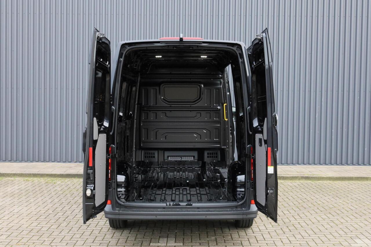 Volkswagen CRAFTER Exclusive L3H3 140pk automaat BPM vrij | Achteruitrijcamera | LED koplampen | Navigatie | Stuurwiel verwarmd | Park Assist | Trekhaak | Climatronic | Adaptive Cruise Control | Apple CarPlay / Android auto | DAB | 17 inch lichtmetalen velgen | Grootlichtas