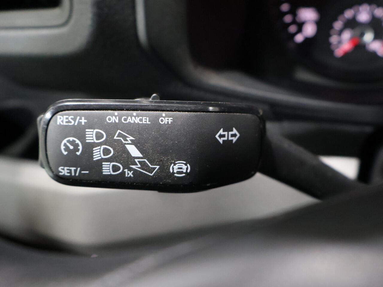 Volkswagen CRAFTER 35 2.0 TDI L3H3 Comfortline EURO VI | 140 PK | Comfortstoel Plus + Armleuningen Bijrijdersbank | Airco | Cruise Control | Navigatie BT DAB+ Apple Carplay / Android Auto | Verwarmbare Voorruit | Parkeersensoren Voor + Achter | Trekhaak