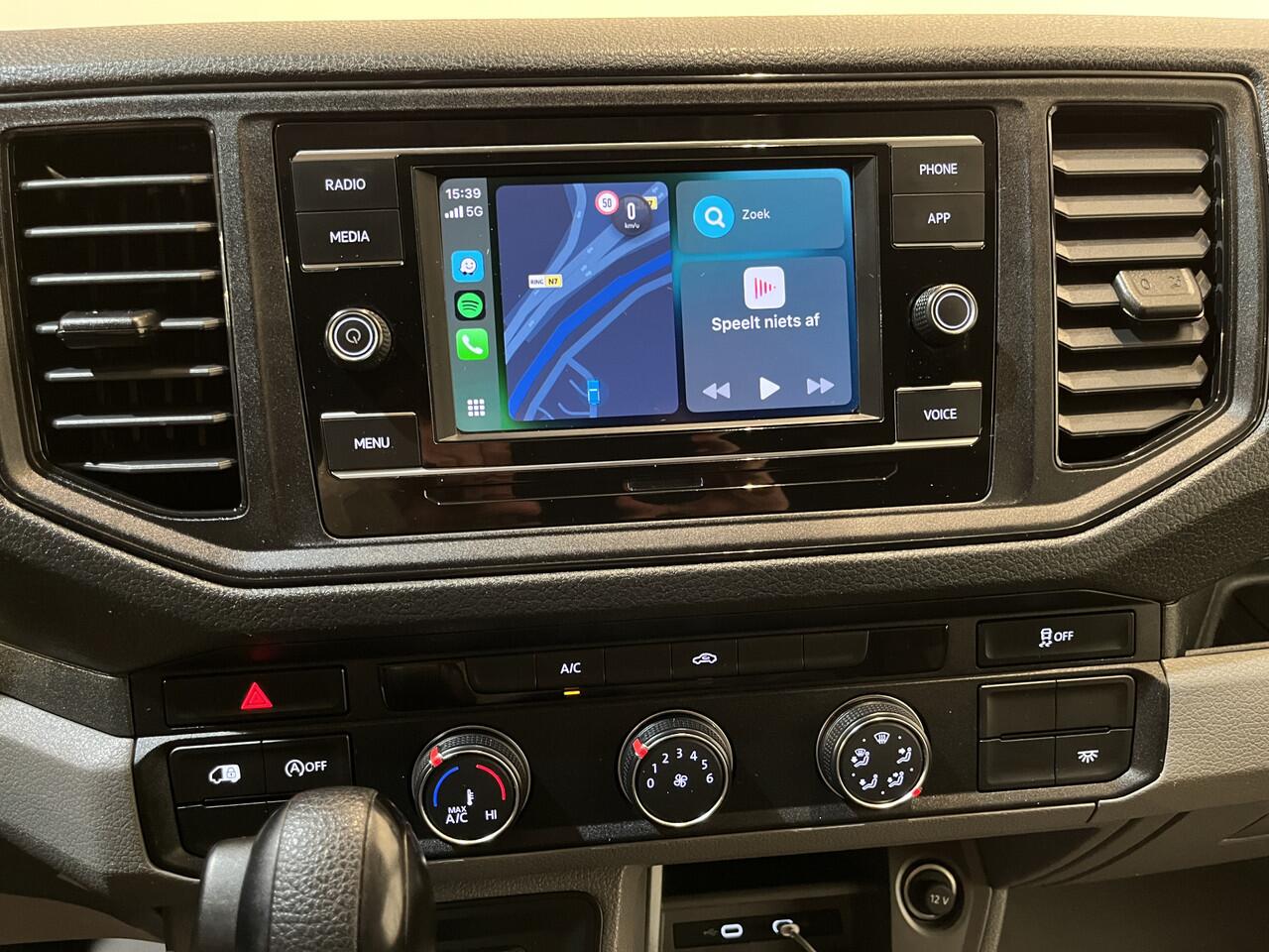 Volkswagen CRAFTER 35 2.0 TDI L3H3 140 PK DSG Automaat / Euro 6 / Airco / Trekhaak 3000 KG / Cruise Control / Camera / CarPlay / 3-Zits / 83.000 KM !!