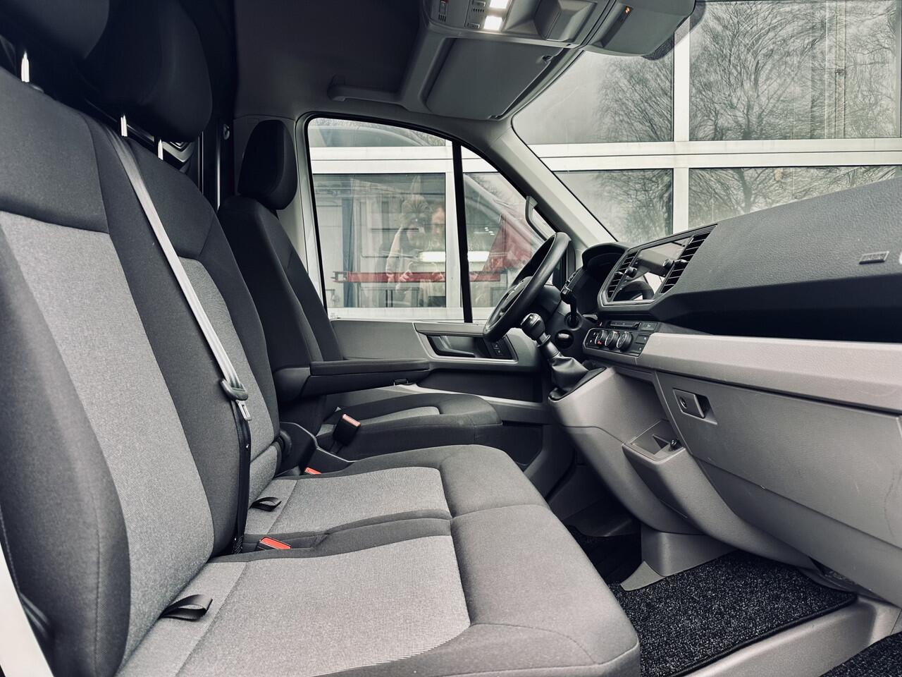 Volkswagen CRAFTER 35 2.0 TDI L3H3 | Blackline | Navigatie | PDC | Trekhaak | Opstaptrede | Verwarmde voorruit | Ex btw