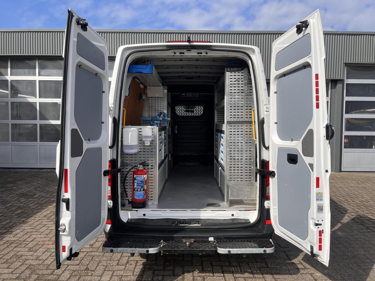 Volkswagen CRAFTER 35 2.0 TDI L3H3 oud L2H2 140pk Airco Cruise control Trekhaak 3000kg Kastinrichting Omvormer Standkachel werkplaats Navigatiesysteem Telefoonverbinding 2-Persoons Camera Euro 6