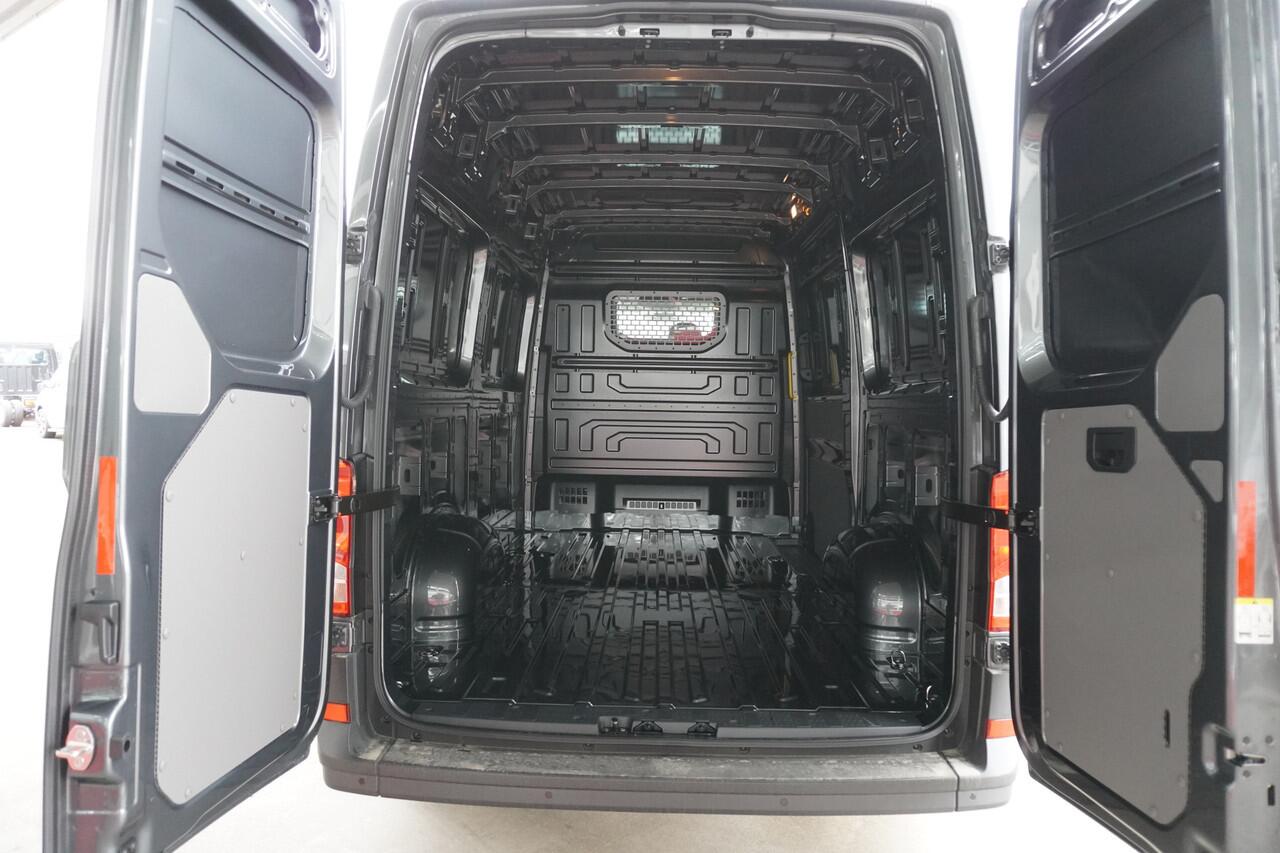 Volkswagen CRAFTER 35 2.0 TDI 141 PK L3H3 Automaat Nr. V042 | Airco | Cruise | Navi