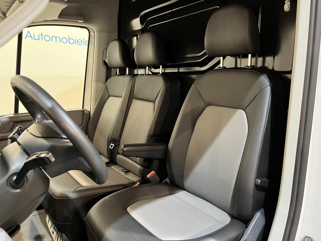 Volkswagen CRAFTER 35 2.0 TDI L3H3 140 PK DSG Automaat / Euro 6 / Airco / Trekhaak 3000 KG / Cruise Control / Camera / CarPlay / 3-Zits / 83.000 KM !!