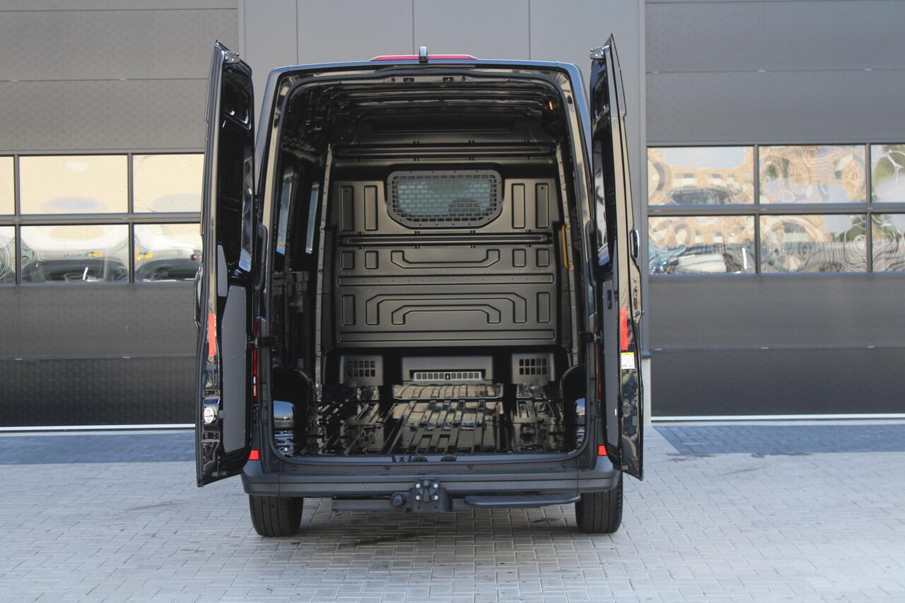 Volkswagen CRAFTER 35 2.0 TDI L3H3 177pk - Facelift - Navigatie - LED - Geveerde stoel - Virtual cockpit - Camera - Trekhaak - Stoelverwarming - Rijklaar