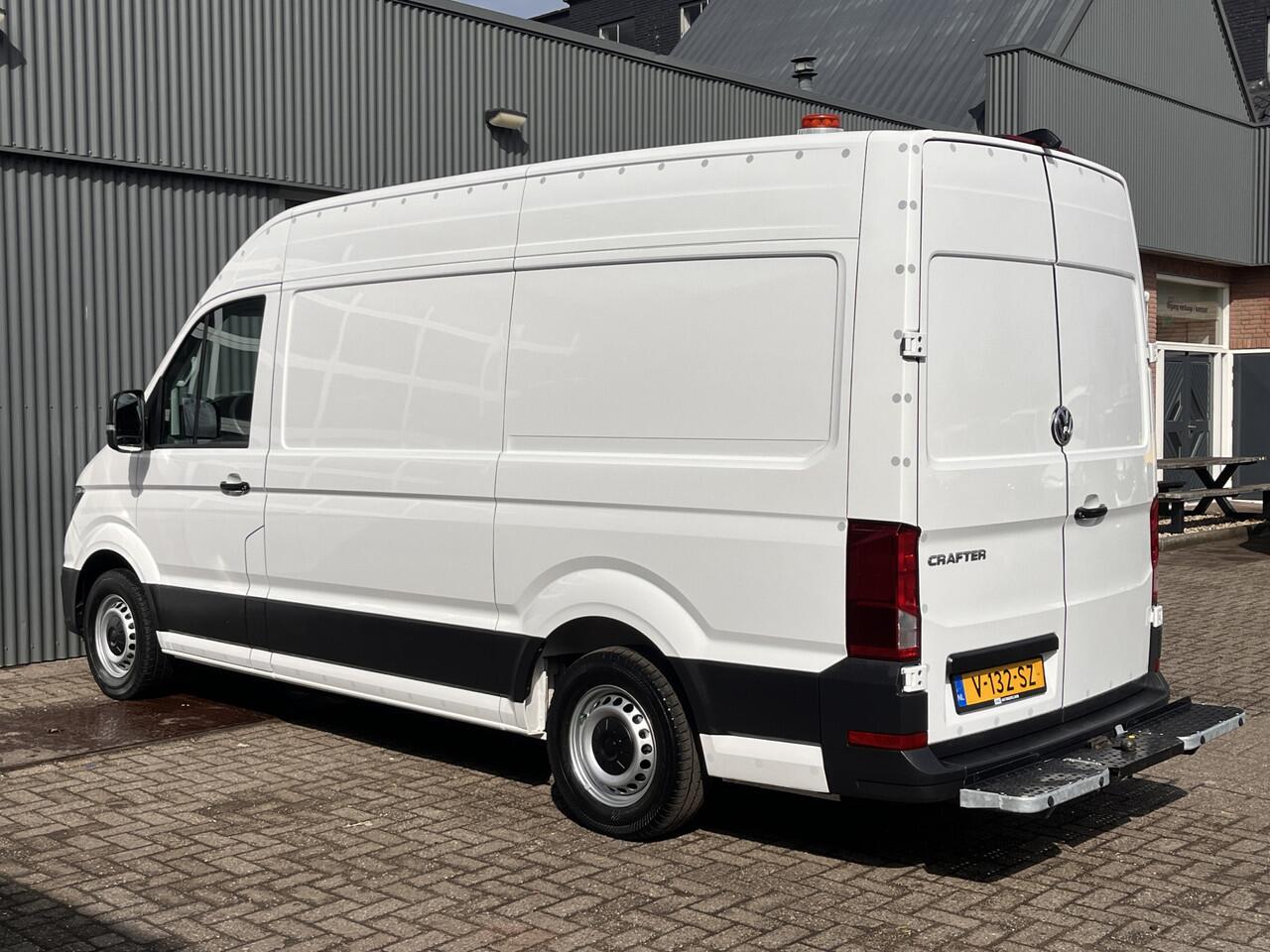 Volkswagen CRAFTER 35 2.0 TDI L3H3 oud L2H2 140pk Airco Cruise control Trekhaak 3000kg Kastinrichting Omvormer Standkachel werkplaats Navigatiesysteem Telefoonverbinding 2-Persoons Camera Euro 6