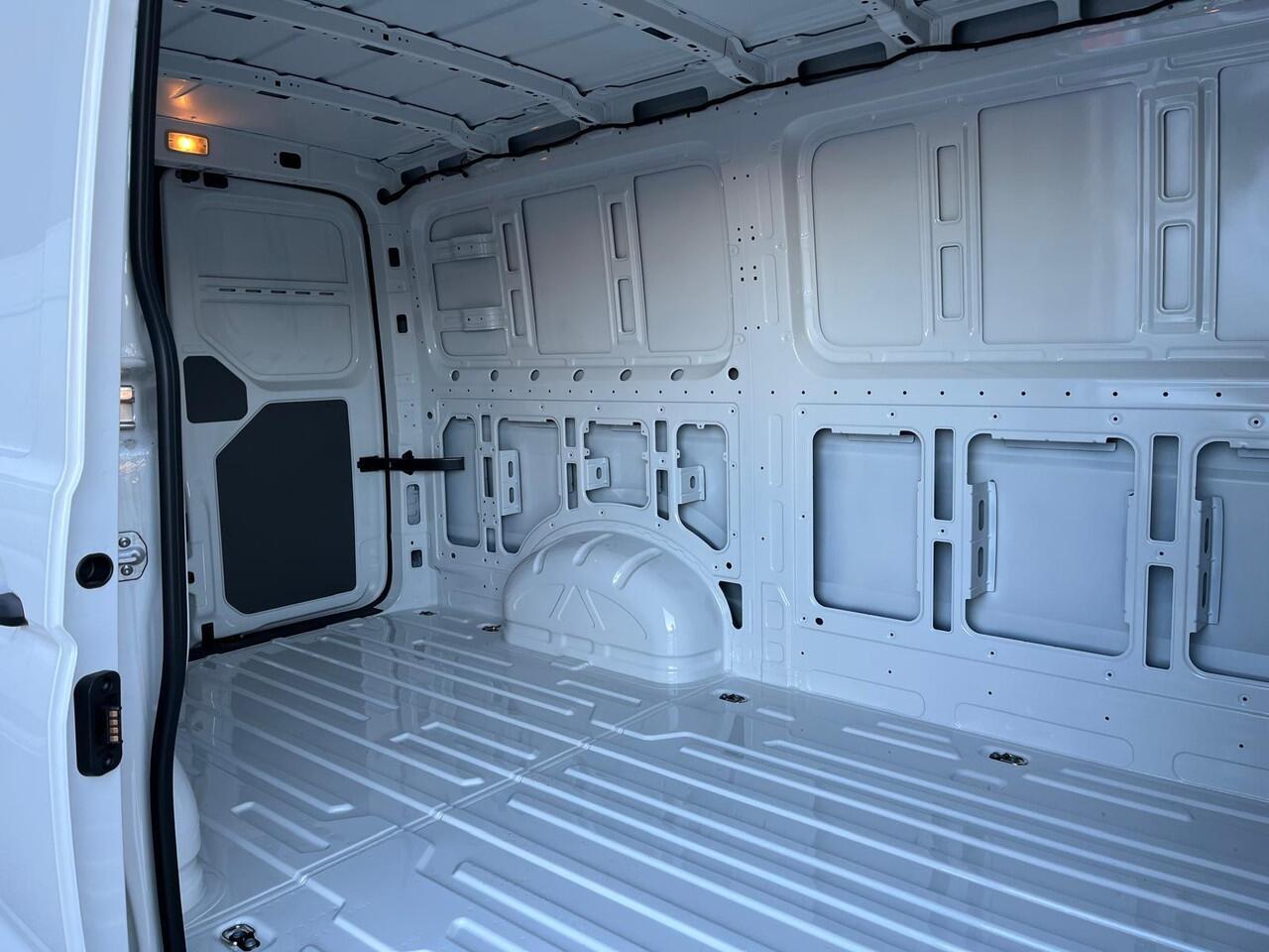 Volkswagen CRAFTER Bedrijfswagens Highline 35 2.0 TDI L3H2 140 pk 103 kW pk 6 versn | BPM vrij | Spraakbediening | Diefstalalarm | App-connect | Navigatie- en multimediapakket |