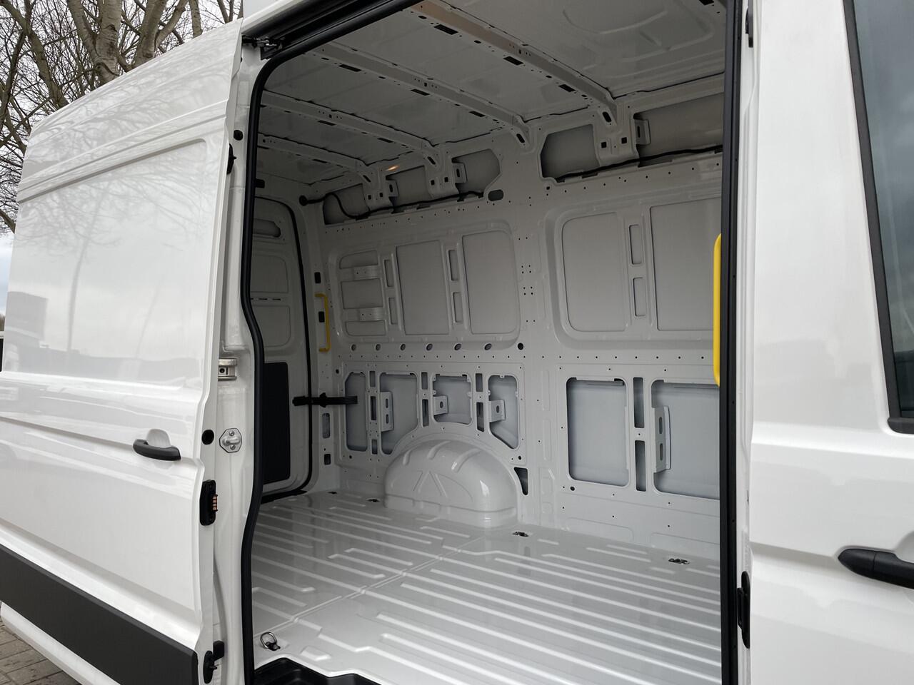 Volkswagen CRAFTER 35 2.0 TDI L3H3 140PK Hand | Trekhaak | Camera | App Connect