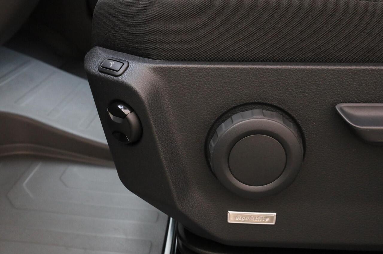 Volkswagen CRAFTER 140PK automaat Exclusive L3H3 GVW 3.5T BPM vrij | Trekhaak | Adaptive Cruise Control | Climatic | Navigatie | Park Assist | Apple CarPlay / Android auto | DAB | 17 inch lichtmetalen velgen