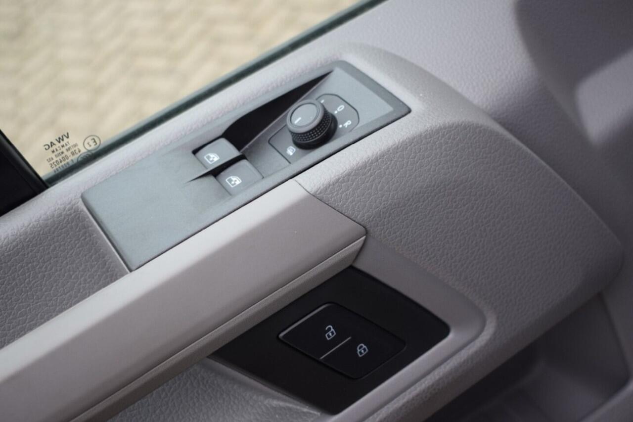 Volkswagen CRAFTER 2.0 TDI L3H3 Highline MY25 AUTOMAAT LED TREKHAAK GEVEERDE STOEL