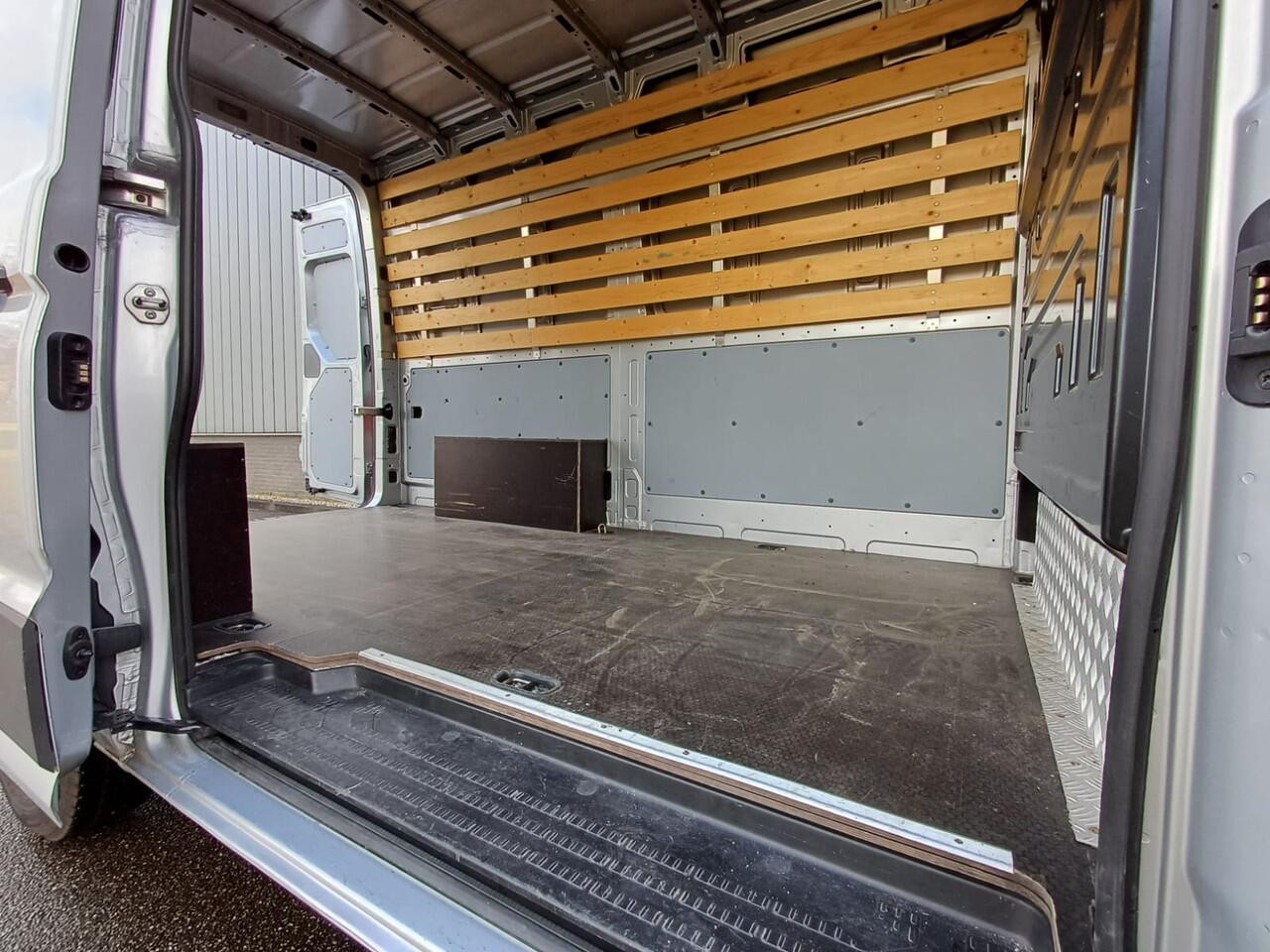 Volkswagen CRAFTER 35 2.0 TDI L3H3 Highline | 3 PERS | NAVI | PDC V+A | BETIMMERD | TREKHAAK |