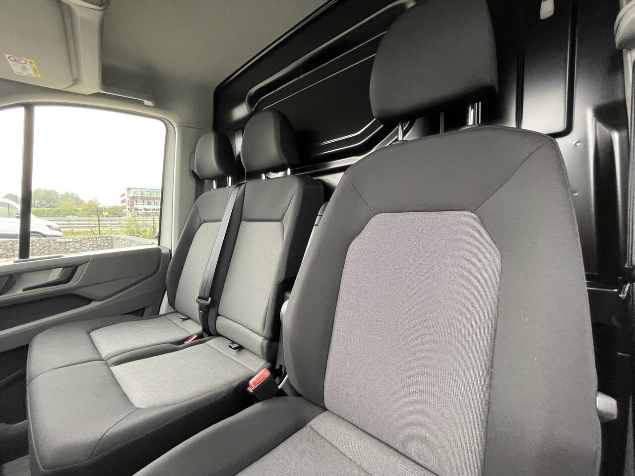 Volkswagen CRAFTER 35 2.0 TDI L3H2 | 140 Pk | PDC | App connect | 3 Zit